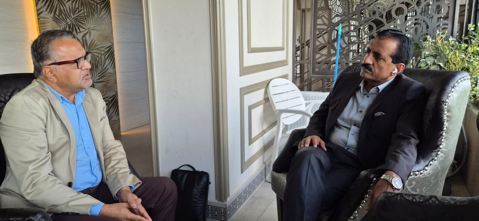 Two representatives in discussion during a strategic meeting with a cardiac institute